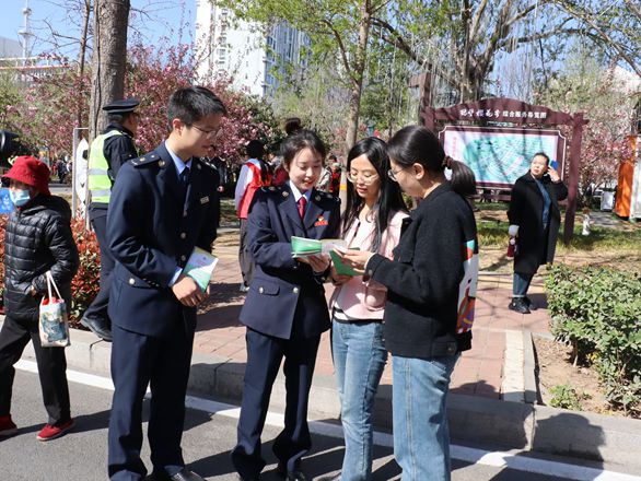 鹤壁市淇滨区税务局以花为媒打造“法治税宣”驿站